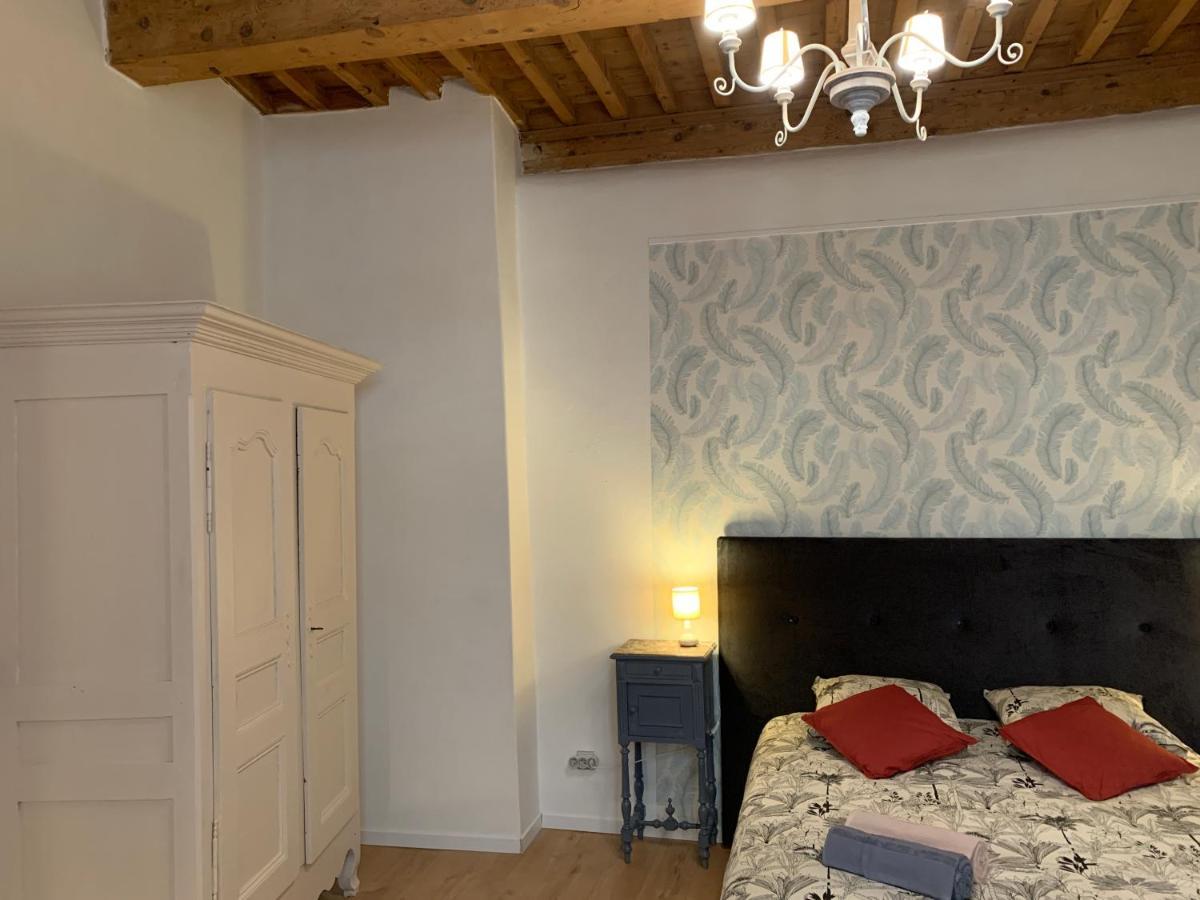 Appartement De Charme Dans Le Coeur Historique D'위제 외부 사진